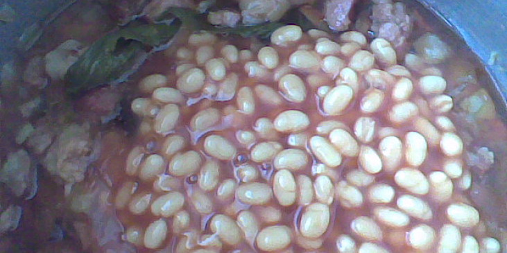 Fazole v tomatě na zázvoru s vepřovým masem a uzeným (po 20 minutách vaření přidáme fazole a zázvor a…)
