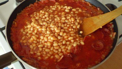 Fazolová chilli pánev, přidáme fazole a provaříme