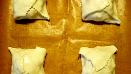 Hermelín skrytý v listovém těste