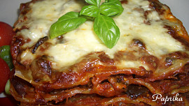 Houbové lasagne s rajčatovým pyré, slaninou a bazalkou