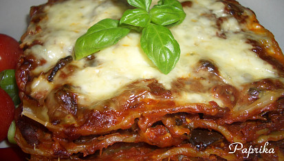 Houbové lasagne s rajčatovým pyré, slaninou a bazalkou