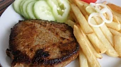 Hovězí steak s rozmarýnem a grilovanými brambory