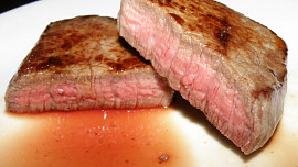 Hovězí steak s rozmarýnem a grilovanými brambory