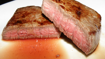 Hovězí steak s rozmarýnem a grilovanými brambory
