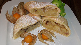Jablkový závin (štrúdl) z jogurtového těsta