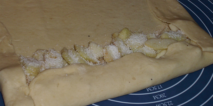 Jablkový závin (štrúdl) z jogurtového těsta (po prvním přehnutí těsta přes náplň okraje…)