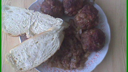 Klopsy pečené na leču, s čerstvou slanou pletýnkou