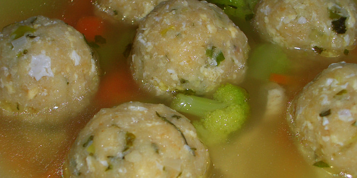 Knedlíčky do polévky z míchaných vajíček (kuřecí vývar se zeleninou a knedlíčky)