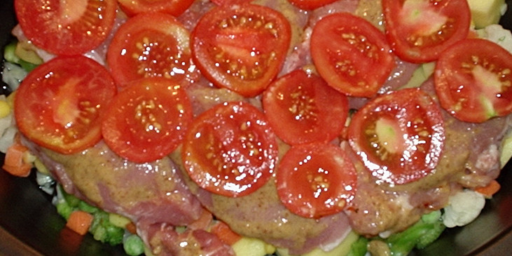 Kotleta do hrnce (Maso poklademe na plátky pokrájenými rajčaty.)