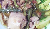 Kuřecí maso na zelených fazolkách, houbách a kopru, detail...