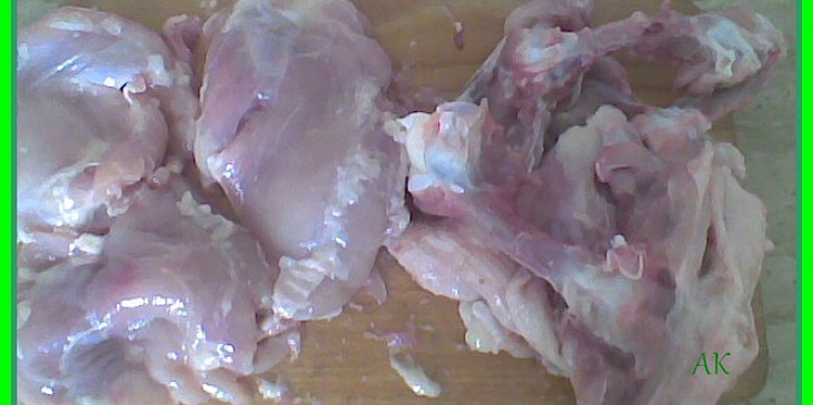 Kuřecí  maso se smetanou, cuketou a kapary (vykostěná hor.kuř.stehna/zbylo ještě na polévku)
