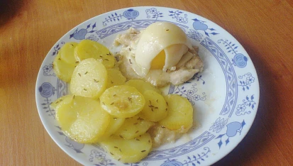 Kuřecí prsa s broskví, sýrem a pečenými bramborami