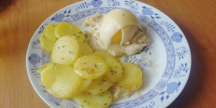 Kuřecí prsa s broskví, sýrem a pečenými bramborami