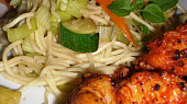 Kuřecí prsa Tandoori se zeleninovými nudlemi