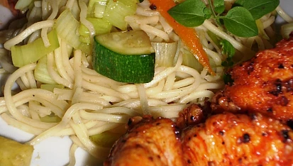 Kuřecí prsa Tandoori se zeleninovými nudlemi