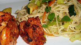 Kuřecí prsa Tandoori se zeleninovými nudlemi