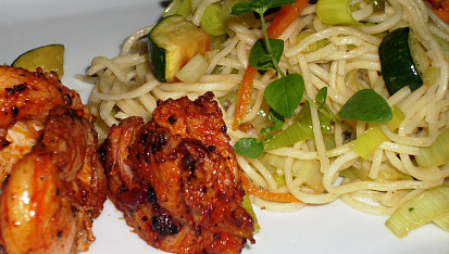 Kuřecí prsa Tandoori se zeleninovými nudlemi