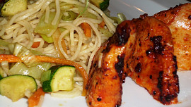 Kuřecí prsa Tandoori se zeleninovými nudlemi