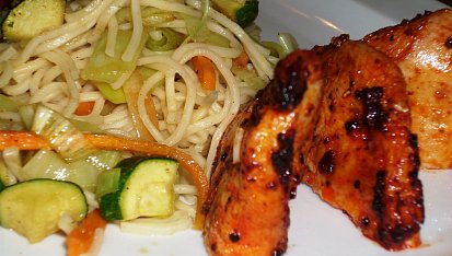 Kuřecí prsa Tandoori se zeleninovými nudlemi