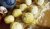 Lahodné bramborové knedlíky,plněné houbovou směsí (hotové knedlíky dáme vařit...)