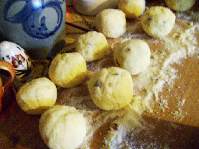 Lahodné bramborové knedlíky,plněné houbovou směsí, hotové knedlíky dáme vařit...