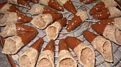 Ořechové kornoutky, Špičky kornoutků zdobíme čokoládou a necháme zaschnout