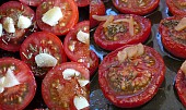 Pečená rajčata ve vlastní šťávě (vlevo před pečením/vpravo upečeno)