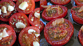Pečená rajčata ve vlastní šťávě, vlevo před pečením/vpravo upečeno