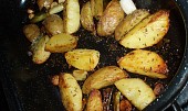 Pečené brambory s jarní cibulkou
