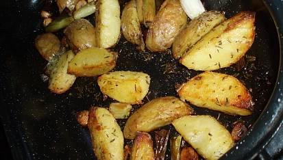 Pečené brambory s jarní cibulkou