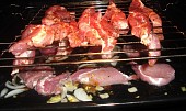 Pečené maso s červeným zelím a bramborovým knedlíkem