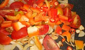 Pikantní vepřové medajlonky, přidáme rajčata, papriku a čili papričky
