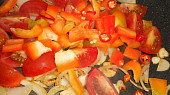 Pikantní vepřové medajlonky, přidáme rajčata, papriku a čili papričky