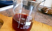Pikantní vepřové medajlonky, asi 1 deci červeného vína