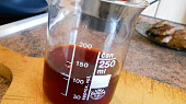 Pikantní vepřové medajlonky, asi 1 deci červeného vína