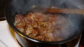 Ragú s brusinkami v mátovo meduňkovémzábalu, dusíme