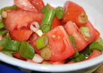 Rajčatový salát s jarní cibulkou