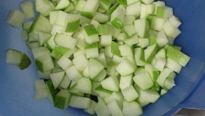 Salát z červené čočky a jablek, Jablka nakrájíme na malé kostičky a zakápneme citronem