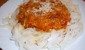 Špagety s mrkvovo-rajčatovou ,,omáčkou" (Bohužel jsem v té době neměla celozrnné těstoviny, tak jsem to vyzkoušela s rýžovými (a bylo to dobré :)))