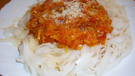 Špagety s mrkvovo-rajčatovou ,,omáčkou"