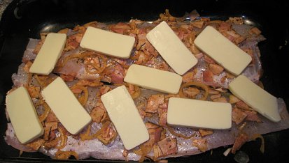 Štika s anglickou slaninou a cibulí