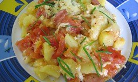 Zapečené brambory s rajčaty a sýrem