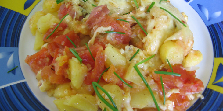Zapečené brambory s rajčaty a sýrem (ozdobené pažitkou :))