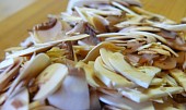 Zapékané brambory luxusní, papírově nakrájené houby
