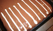 Zdobení čokoládovou polevou (3. Zdobící polevou vytvoříme rovnoběžné čáry)