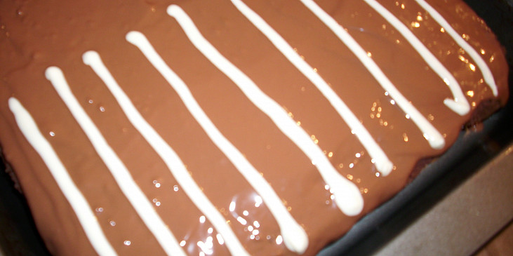 Zdobení čokoládovou polevou (3. Zdobící polevou vytvoříme rovnoběžné čáry)