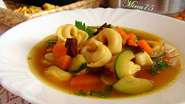 Zeleninová polévka s tortellini