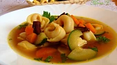 Zeleninová polévka s tortellini