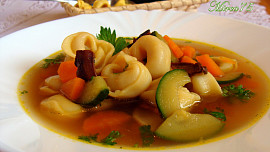 Zeleninová polévka s tortellini