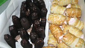Banánky s čokoládou a ořechy z odpalovaného těsta, pro mlsouny ještě kremrolky a špičky
